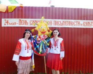 Ведущие праздника Дня славянской письменности Е. Абрамова и О. Мельникова